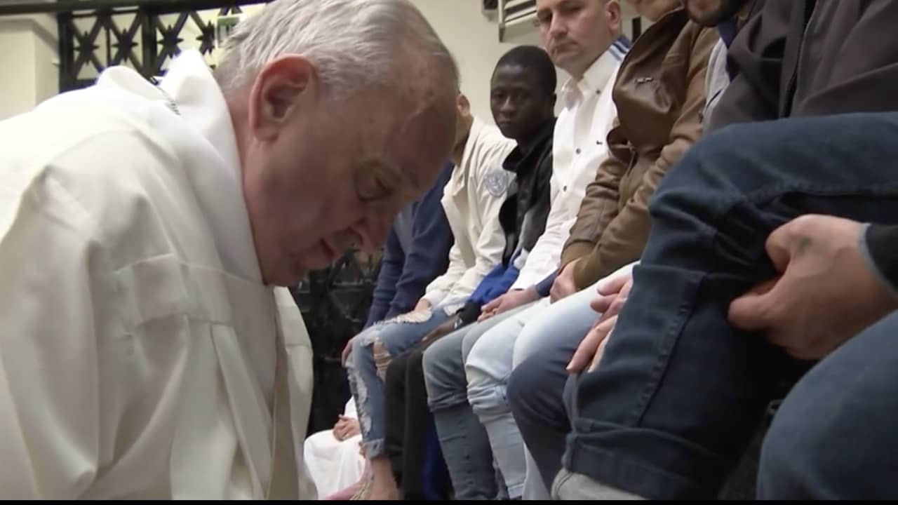 شاهد.. بابا الفاتيكان يغسل أقدام مساجين غير كاثوليك