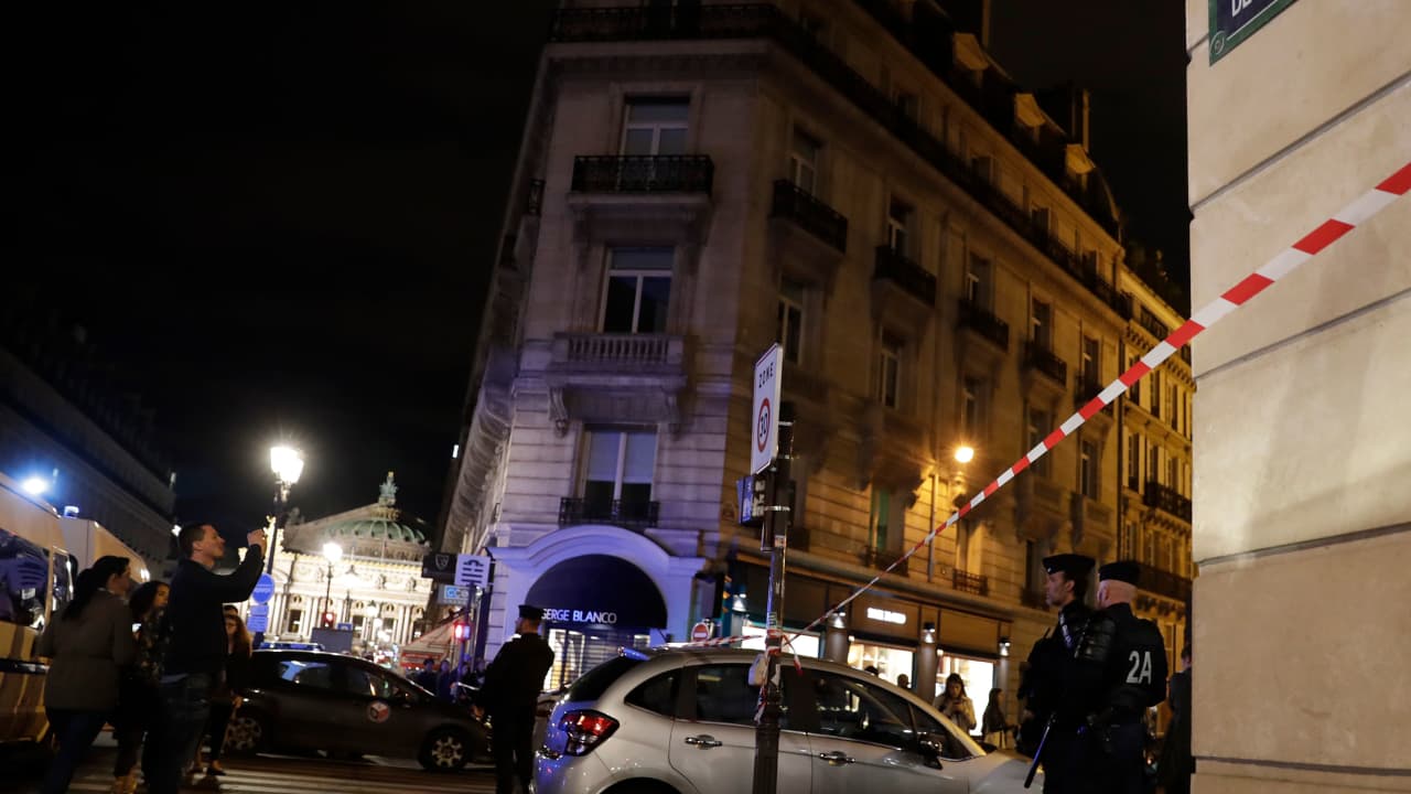 هجوم بالسكين في باريس يسفر عن وقوع ضحايا