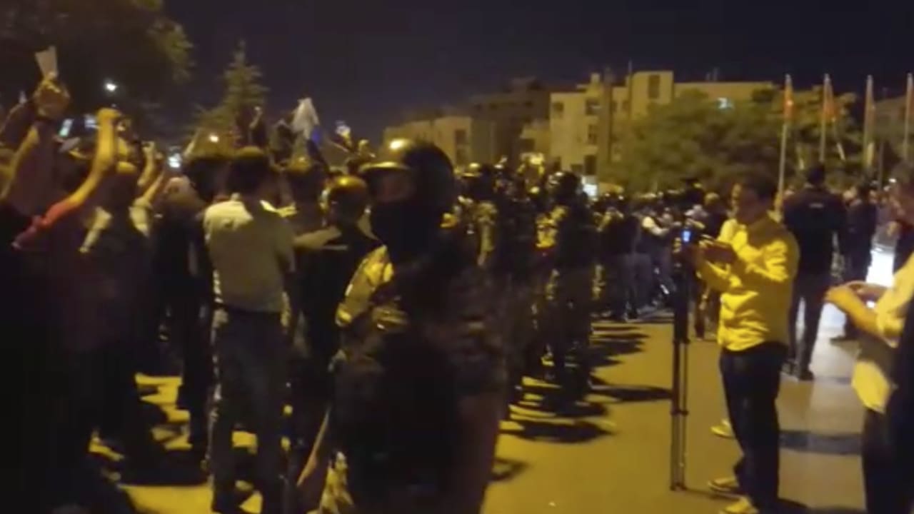 شاهد.. الأمن الأردني يطوق المشاركين بالاعتصام في عمّان