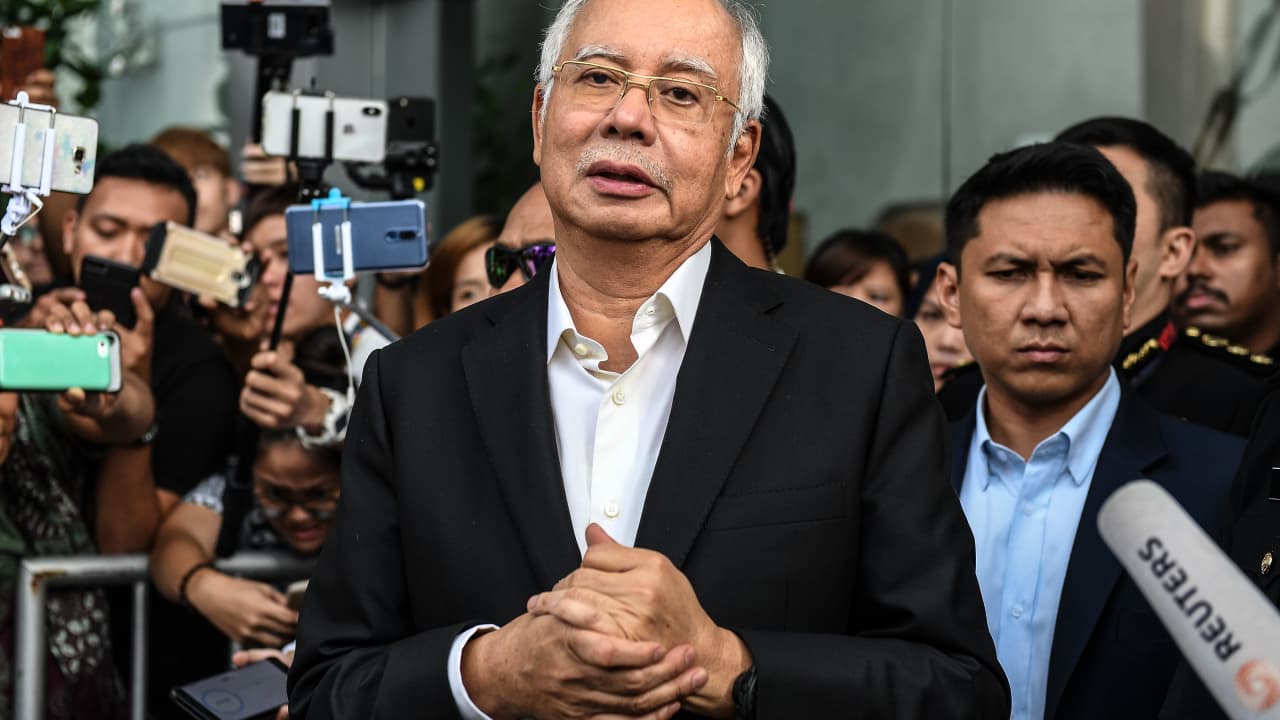 اعتقال رئيس وزراء ماليزيا السابق لاتهامه بـ"خيانة الأمانة واختلاس الأموال"