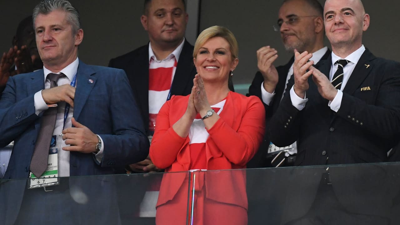 رئيسة كرواتيا تخطف الأنظار خلال لقاء روسيا.. وهكذا احتفلت مع لاعبيها