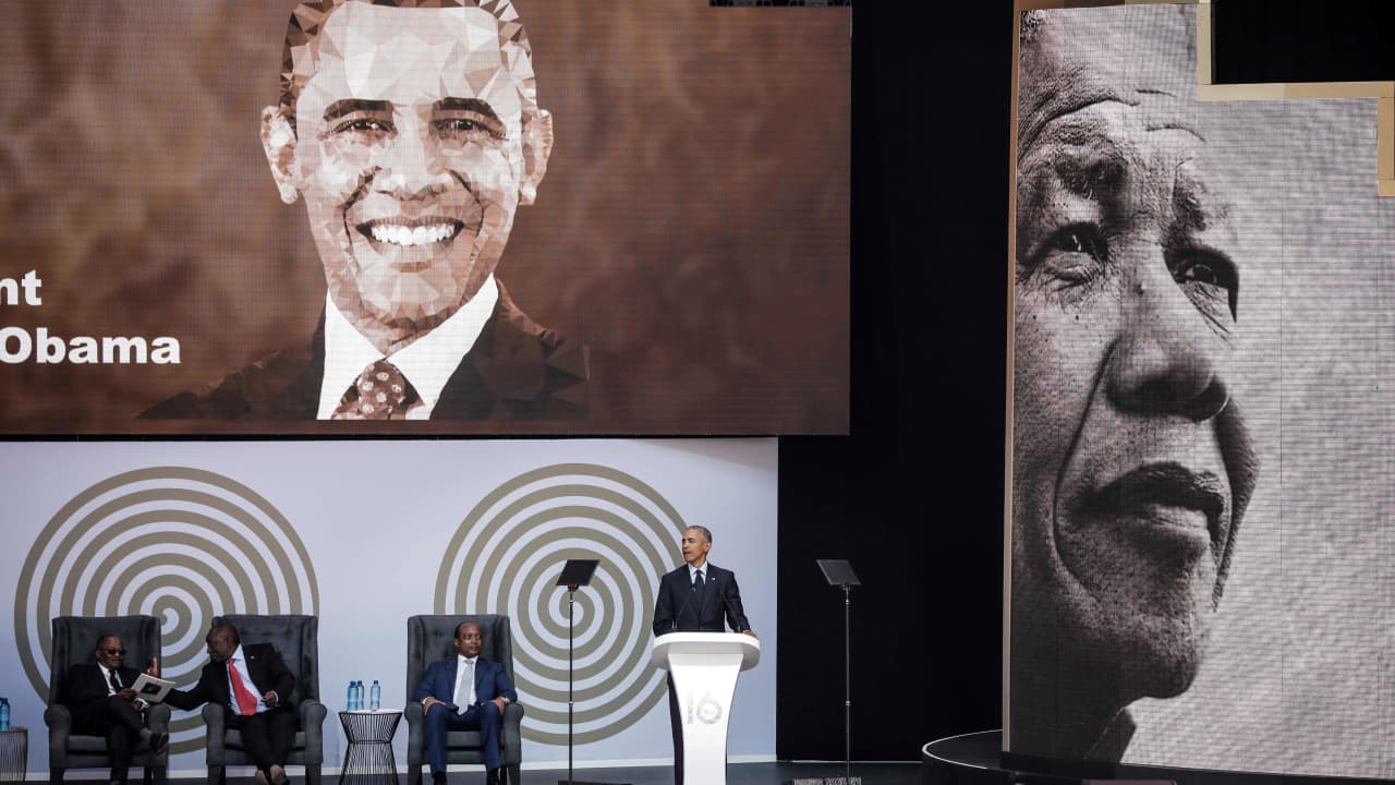 أوباما يوجه رسائل ضمنية ضد سياسات ترامب في مئوية مانديلا 