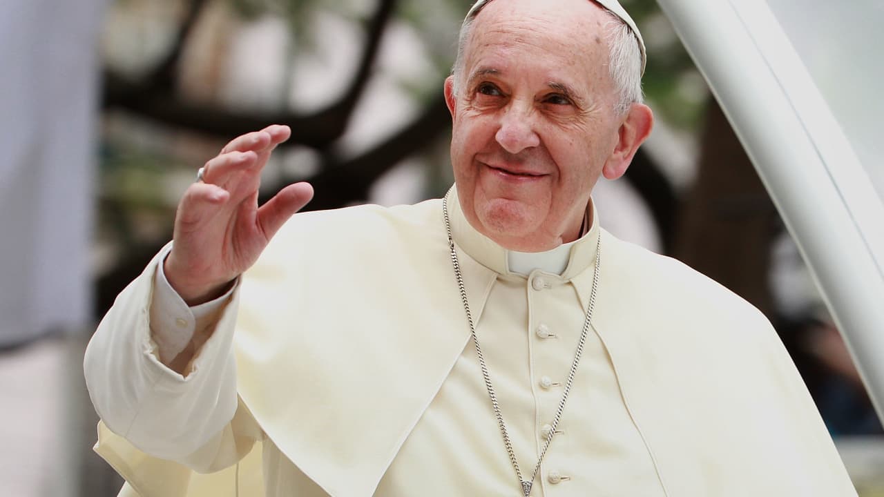 سفير الفاتيكان السابق بأمريكا: على البابا فرنسيس الاستقالة