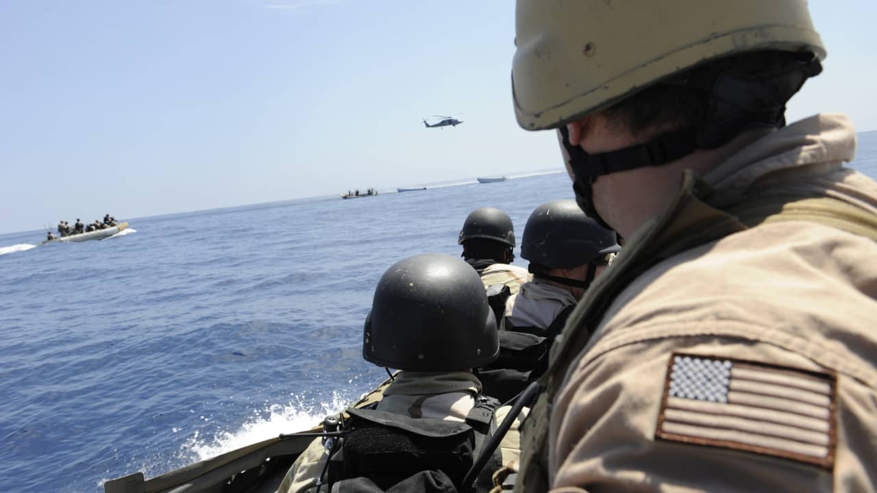 البحرية الأمريكية تضبط أكثر من ألف قطعة سلاح بقارب في خليج عدن