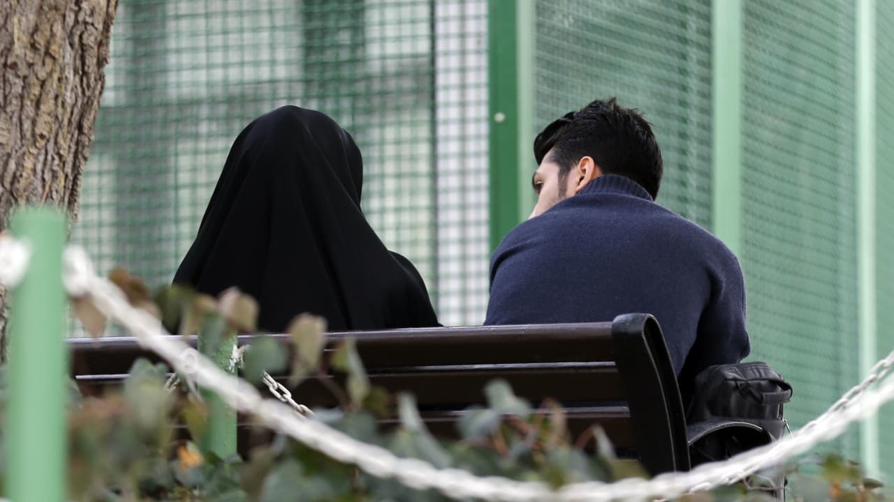 كيف تتصرف إن اكتشف خيانة زوجتك؟ مستشار سعودي بالطب النفسي يجيب