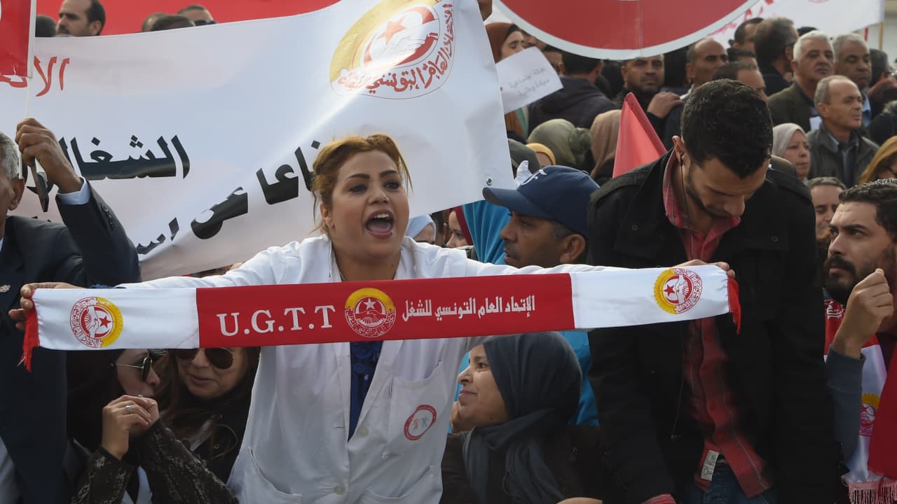 دعوة لإضراب جديد في تونس بسبب الأجور.. فما علاقة صندوق النقد