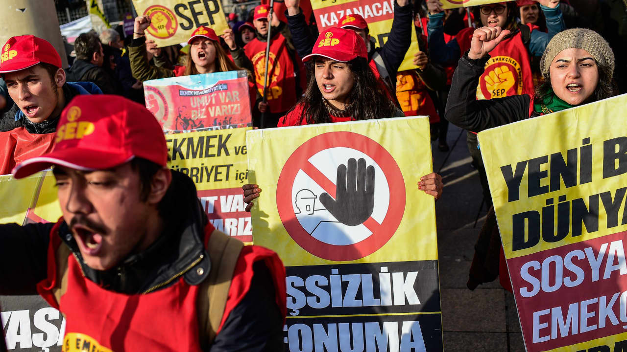 تركيا تواجه الاحتجاجات على الوضع الاقتصادي بزيادة الأجور 26%