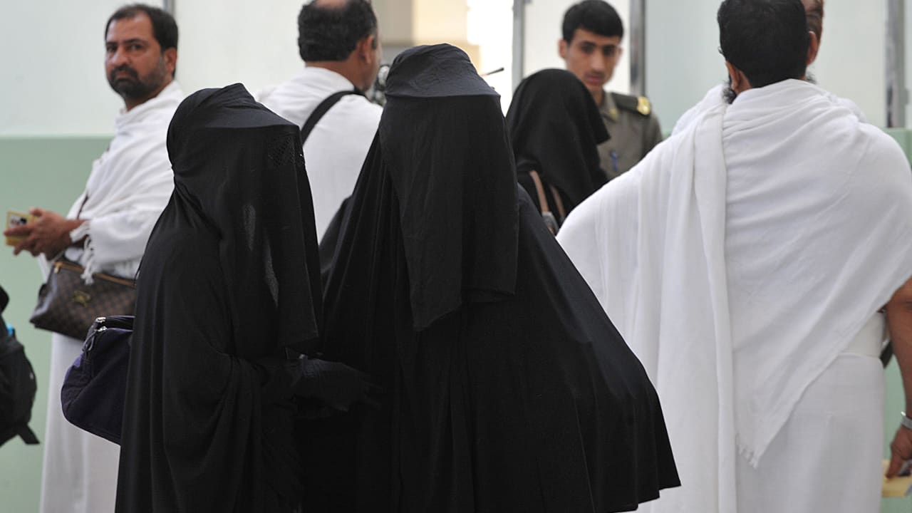 تقارير "دراسة إلغاء شرط المَحْرم" للنساء القادمات للعمرة في السعودية يثير تفاعلا.. ونشطاء يتداولون فتوى العثيمين