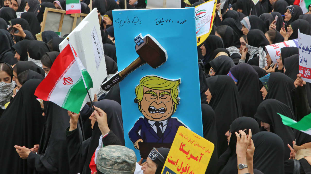 إيران تدشن 30 جهاز طرد مركزي تزامنا مع احتفالات حصار السفارة الأمريكية