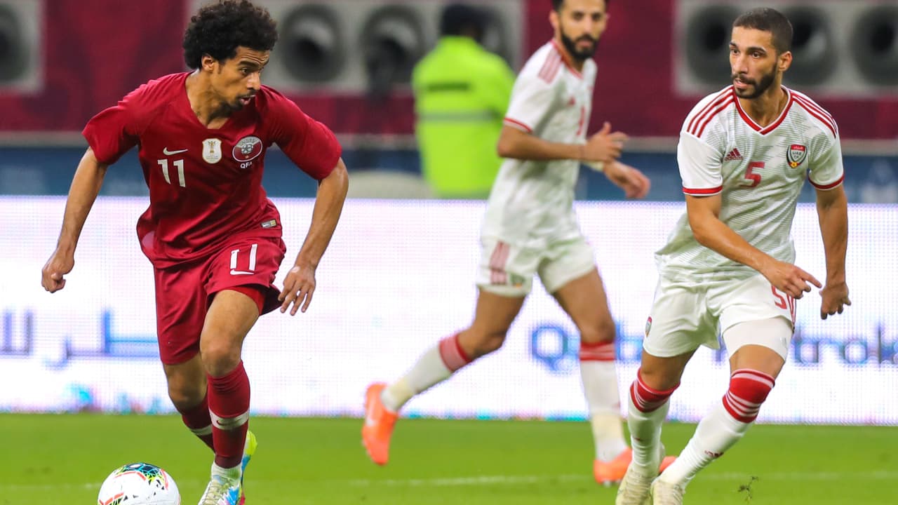 جماهير قطر تُحيي الإمارات بالوقوف أثناء عزف نشيدها الوطني في خليجي 24