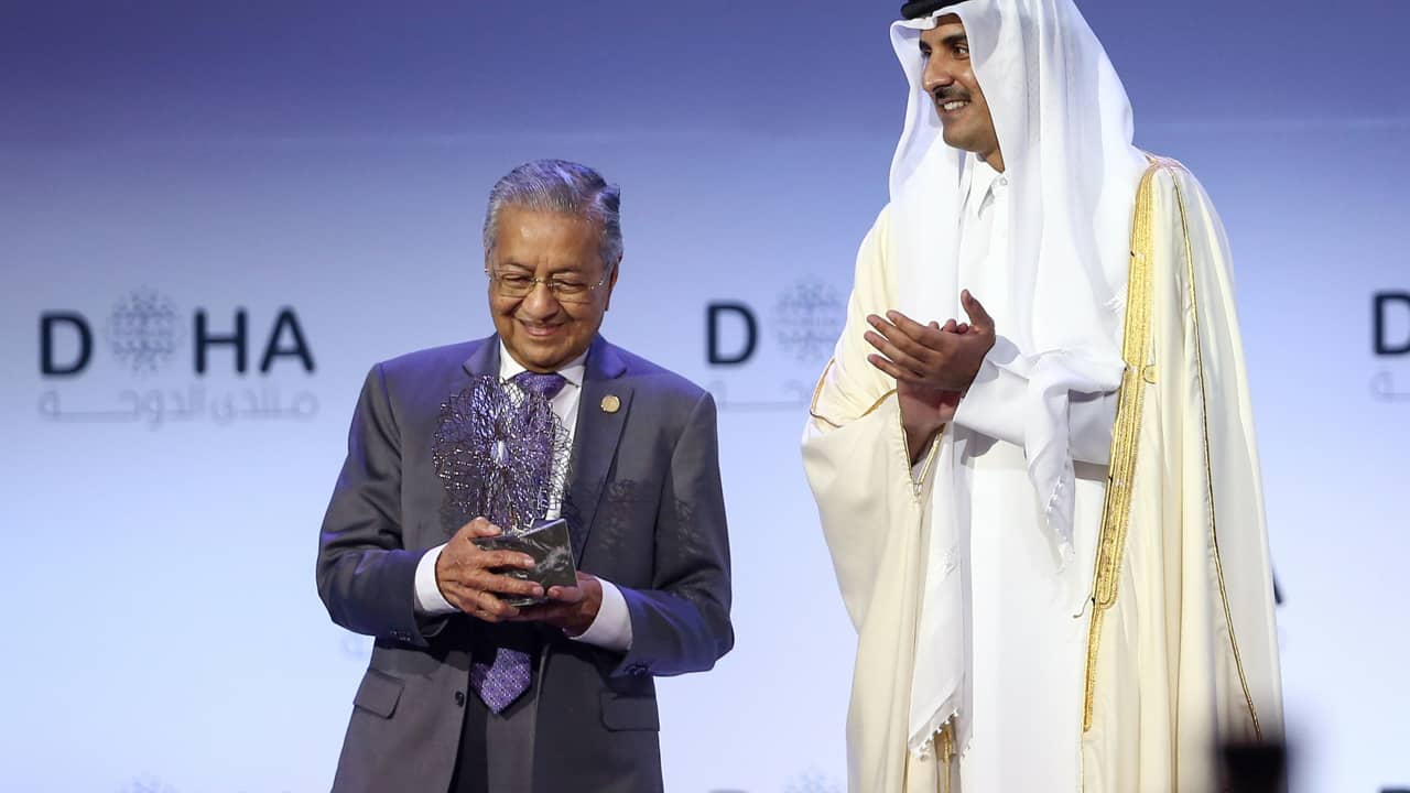 صورة أرشيفية لأمير قطر، الشيخ تميم مع رئيس وزراء ماليزيا، مهاتير محمد في الدوحة