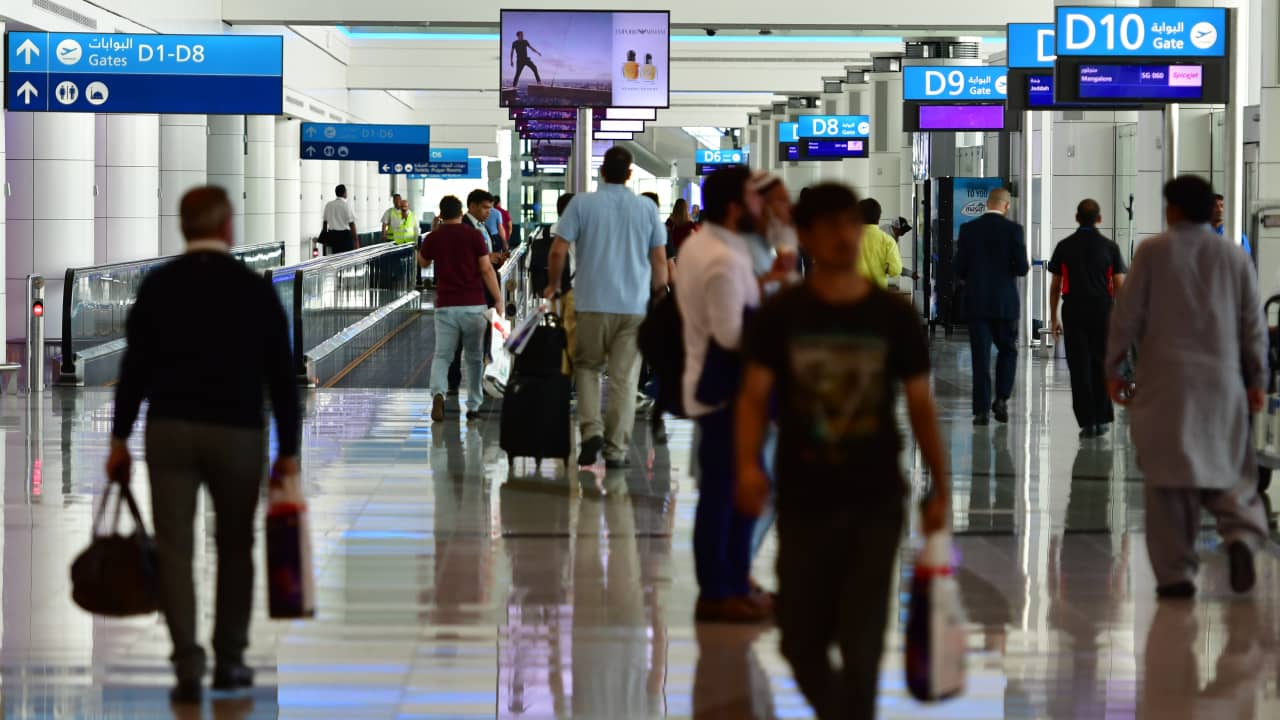الإمارات توقف إصدار جميع التأشيرات "مؤقتا" من الثلاثاء.. وتستثني حملة الجوازات الدبلوماسية