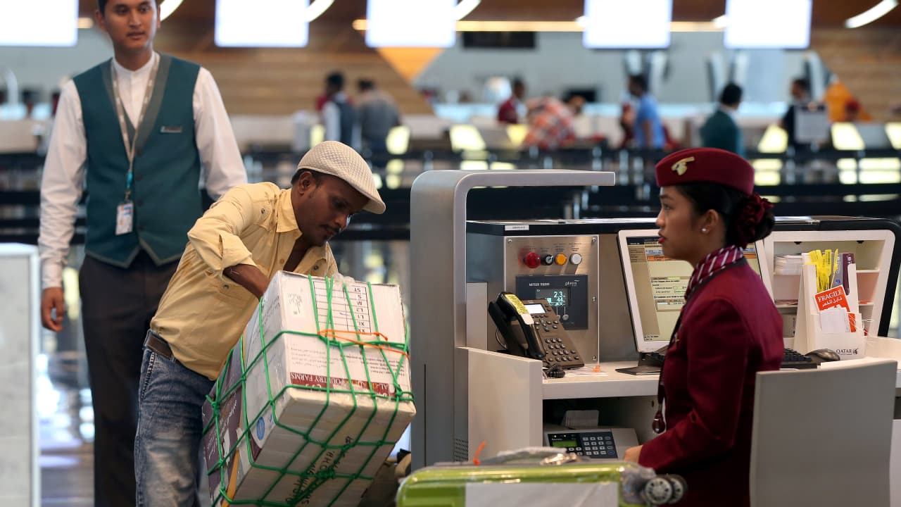 قطر تعلن إلغاء نظام إذن السفر المطلوب من العاملين فيها عند رغبتهم في الخروج من البلاد