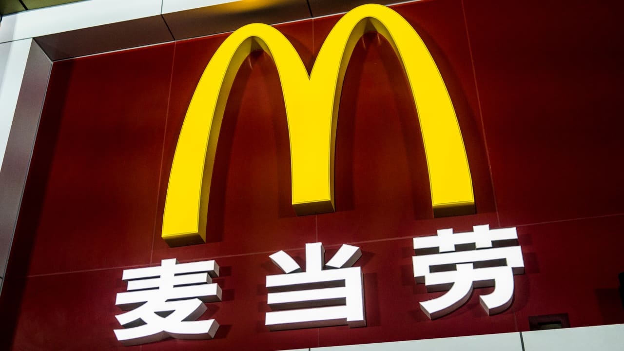 ماكدونالدز يعتذر ويغلق أحد فروعه الصينية بعد وضع لافتة تحظر دخول السود