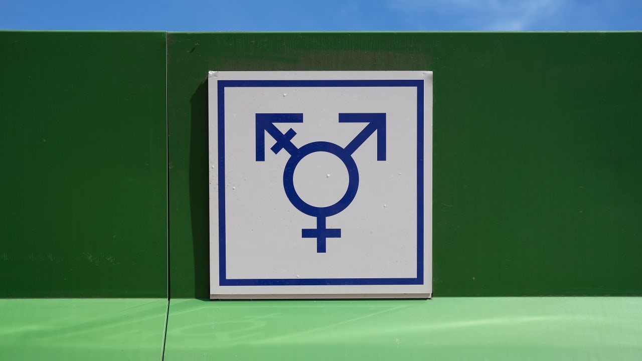 إشارة تعليمية تحمل شعار الذكر والأنثى والمتحولين جنسيا