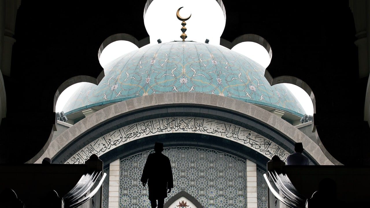 صورة تعبيرية لرجل يصعد سلالما للوصول غلى مسجد في ماليزيا العام 2015