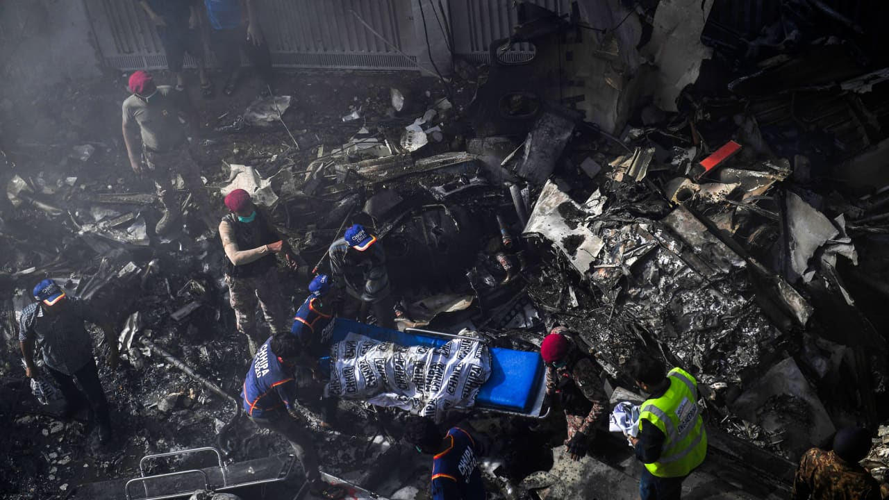 العثور على جثث 76 على الأقل من ضحايا تحطم الطائرة الباكستانية