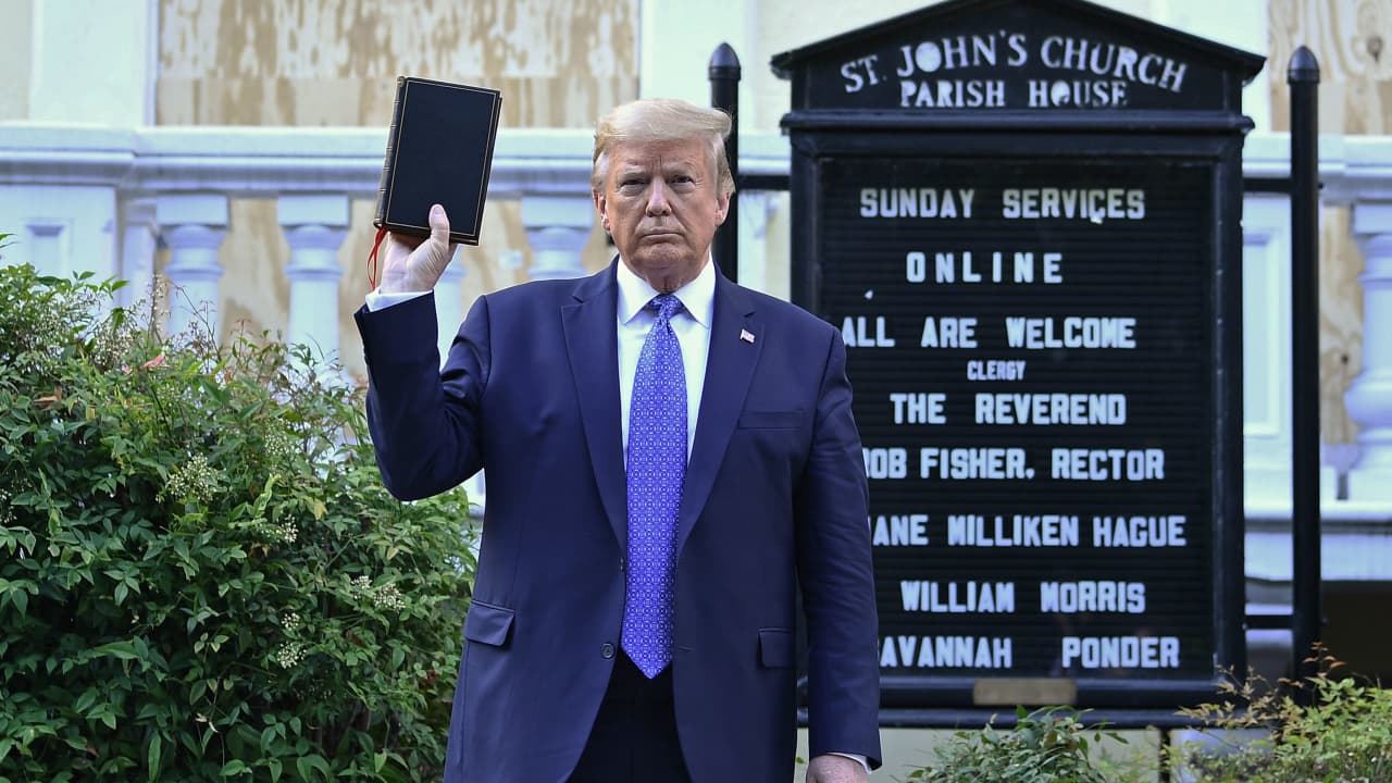 ترامب يرفع الكتاب المقدس أمام كنيسة القديس جون قرب البيت الأبيض