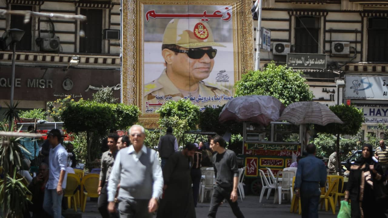 صورة أرشيفية للوحة تحمل صورة الرئيس عبدالفتاح السيسي في مصر العام 2014