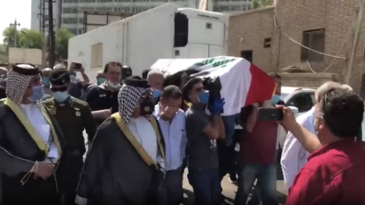 يلفه العلم العراقي.. تشييع جثمان هشام الهاشمي إلى مثواه الأخير
