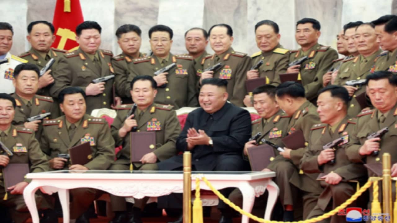 كيم جونغ أون يهدي جنرالات جيشه مسدسات تذكارية في ذكرى هدنة الحرب الكورية