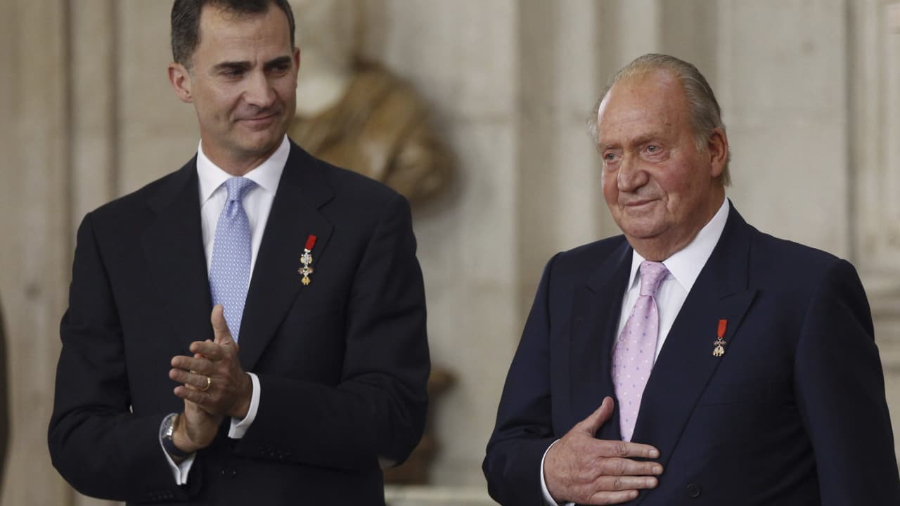 ملك إسبانيا السابق خوان كارلوس يغادر البلاد.. وابنه يسلط الضوء على "أهمية" عهده