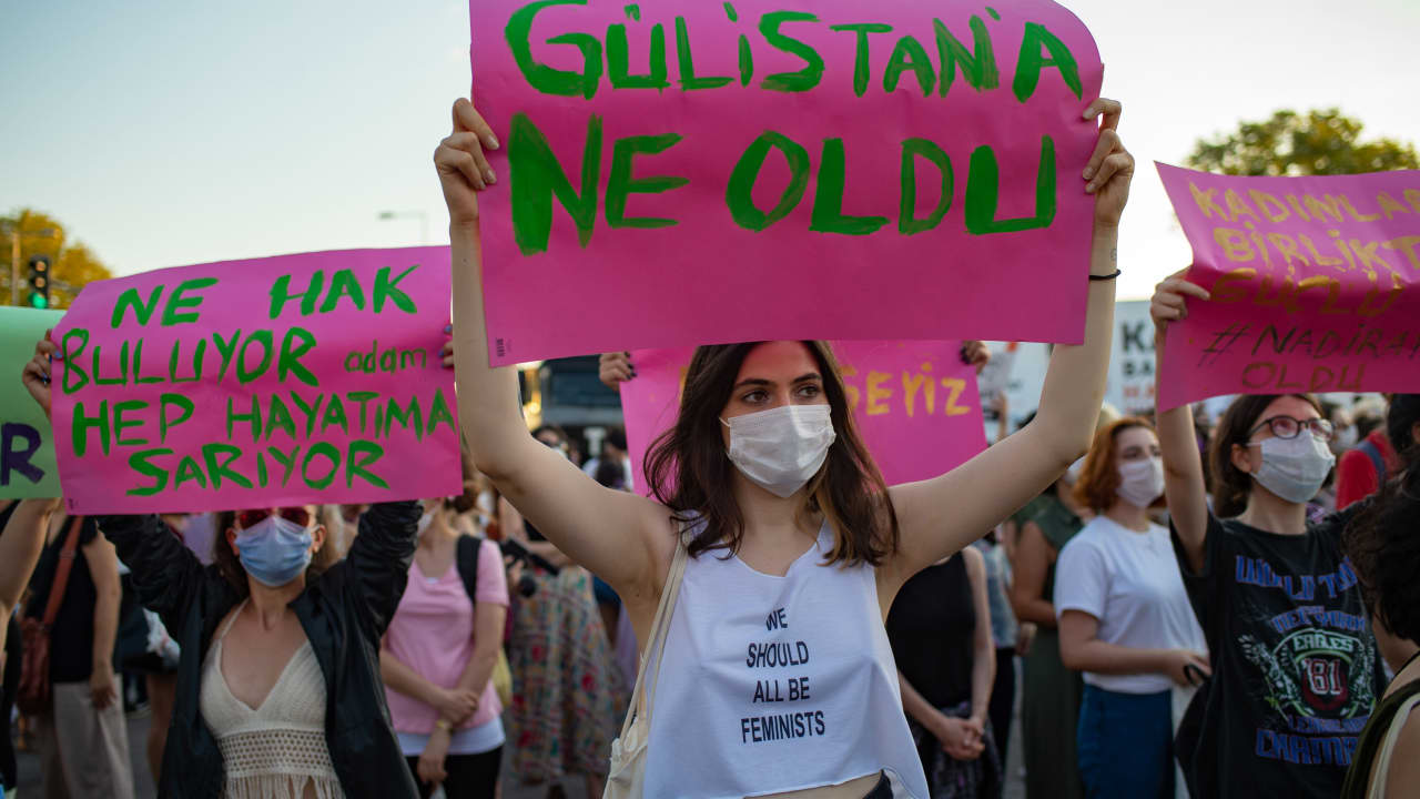لماذا خرجت مظاهرات نسائية في تركيا ضد حزب أردوغان؟