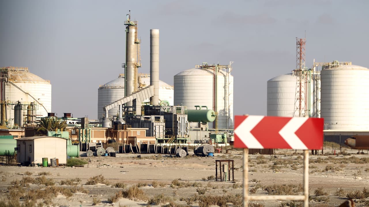 ليبيا.. قوات حفتر تعيد فتح الموانىء والمنشآت النفطية