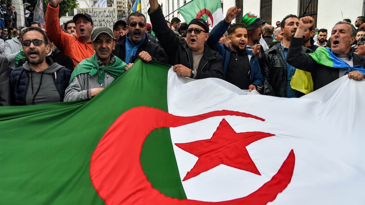 الجزائر: طرح مشروع تعديل الدستور للاستفاء في 1 نوفمبر المقبل