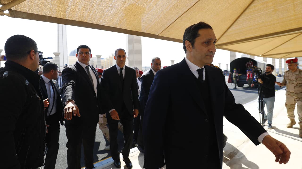 صورة أرشيفية لعلاء مبارك من جنازة والده في 26 فبراير 2020