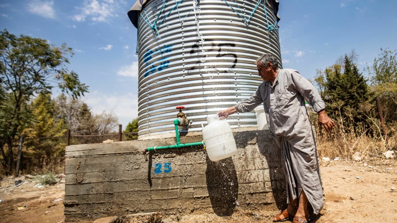 رجل يملأ ماء من خزان أعدته منظمات إنسانية في الحسكة بـ22 أغسطس 2020