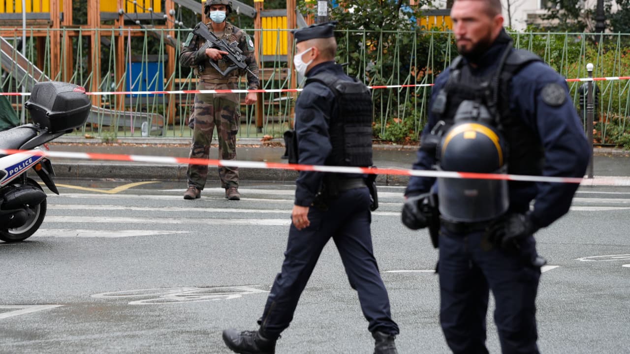 عناصر بالأمن الفرنسي في موقع هجوم الطعن بباريس 