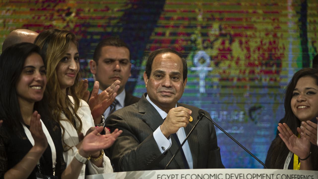 صورة أرشيفية للرئيس السيسي في مؤتمر دعم وتنمية الاقتصاد المصري 2015