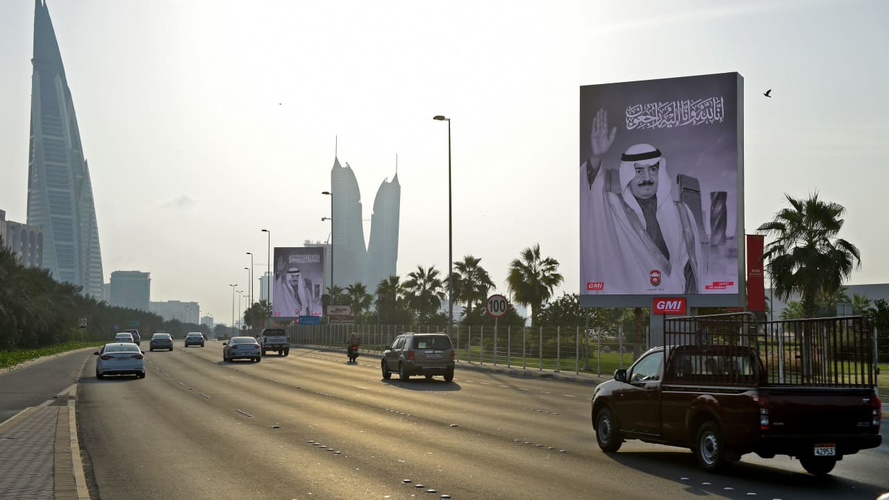 ملك البحرين يكلف ولي العهد برئاسة الحكومة بعد وفاة خليفة بن سلمان