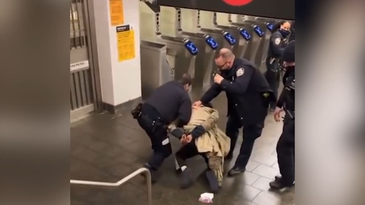 فيديو يُظهر ضابط شرطة نيويورك وهو يوجه لكمات لمشتبه به