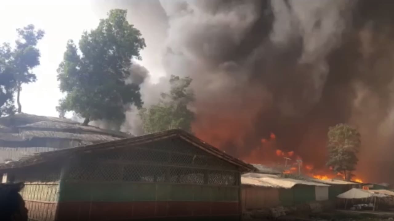 شاهد لحظة اندلاع حريق هائل في مخيم للروهينغا في بنغلاديش