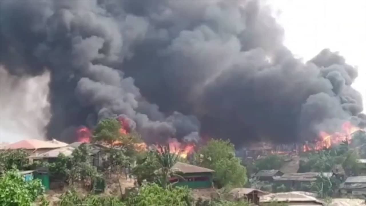 فيديو يظهر الدمار بعد حريق مميت في مخيم للاجئين.. ومئات الضحايا