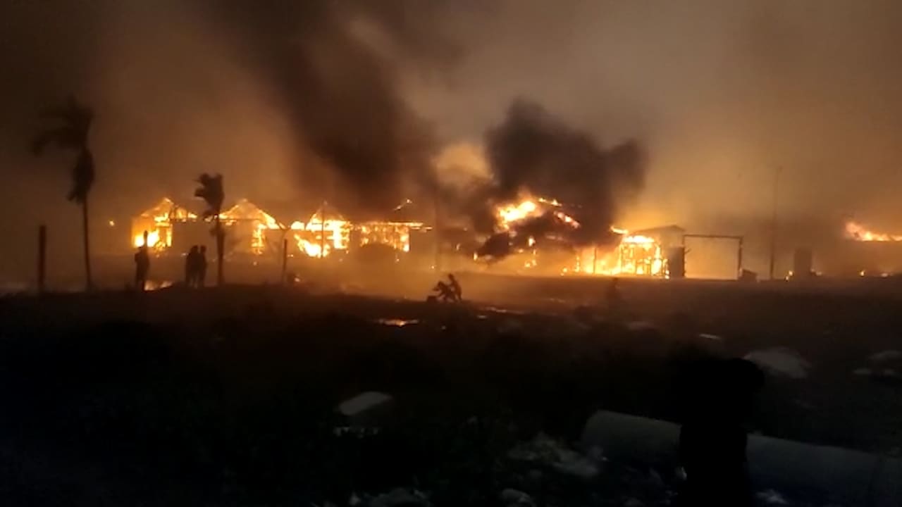 هكذا عانى اللاجئون من الحريق الذي اندلع في مخيم الروهينغا
