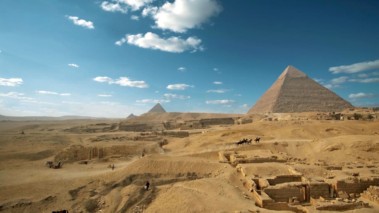 عجائب العالم القديم تلتقي بالحديث في مصر..هكذا ظهرت أهرامات الجيزة ومطار القاهرة وقناة السويس من الفضاء