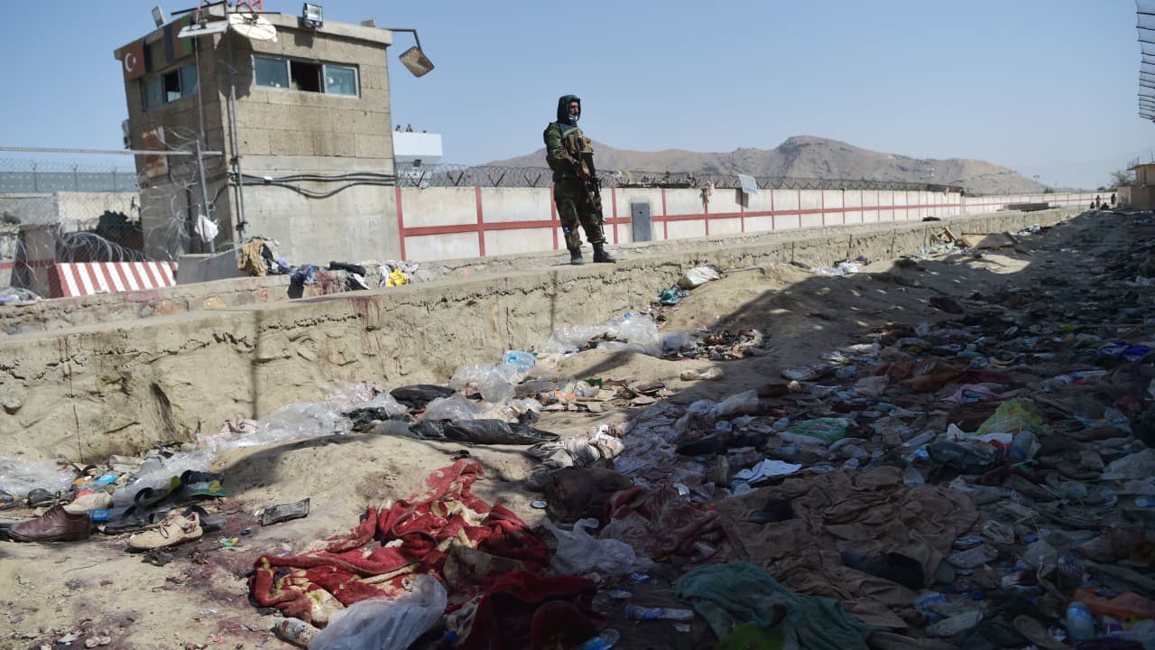 مقاتل من طالبان في موقع التفجيرين الانتحاريين بكابول