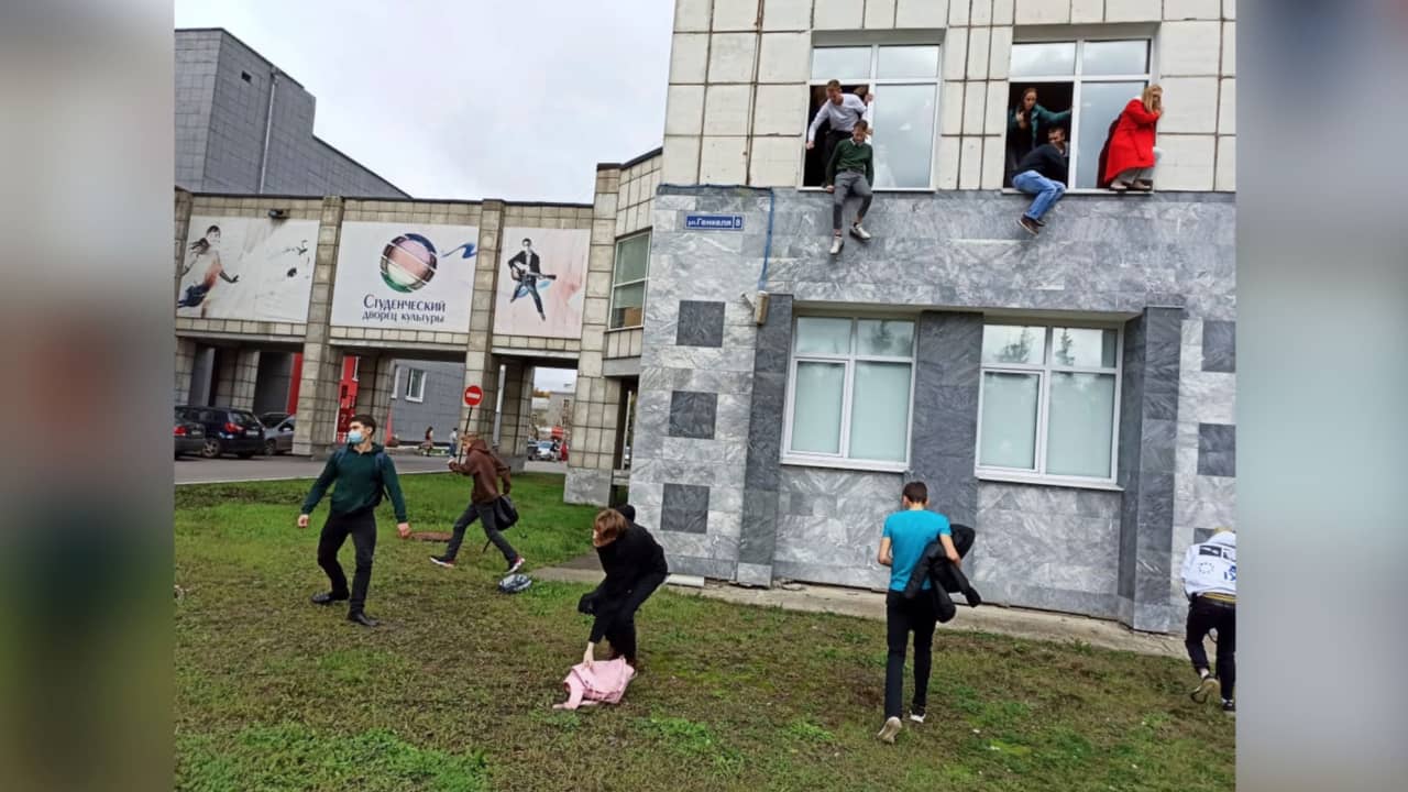 شاهد.. طلاب ومعلمون يقفزون من نوافذ جامعة روسية وسط إطلاق نار