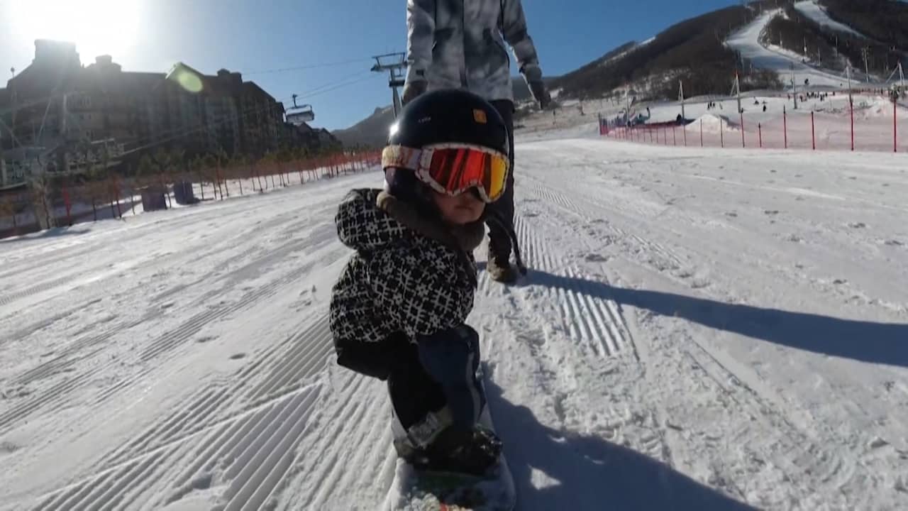 شاهد هذه الطفلة الرضيعة بعمر 11 شهرًا تتقن التزلج على الجليد قبل أن تتمكن من المشي
