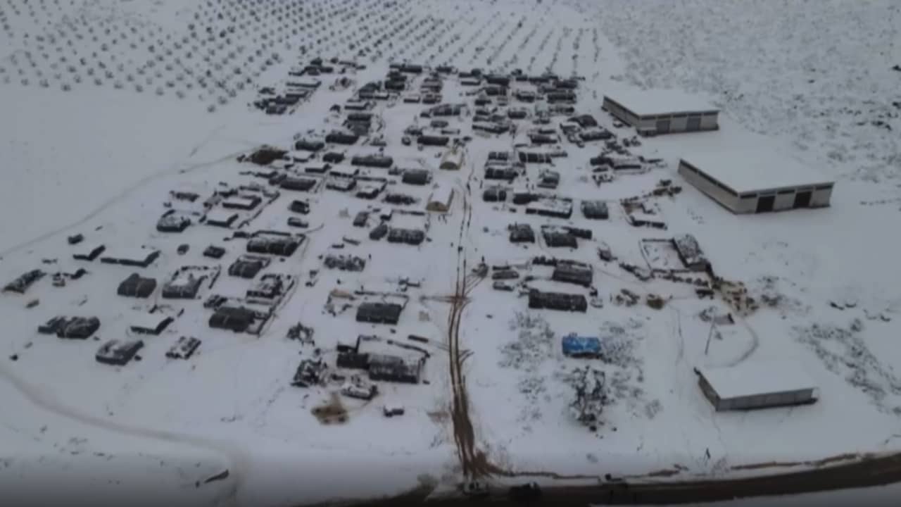الثلوج دفنت خيامهم.. طائرة ترصد مأساة لاجئين سوريين في عفرين