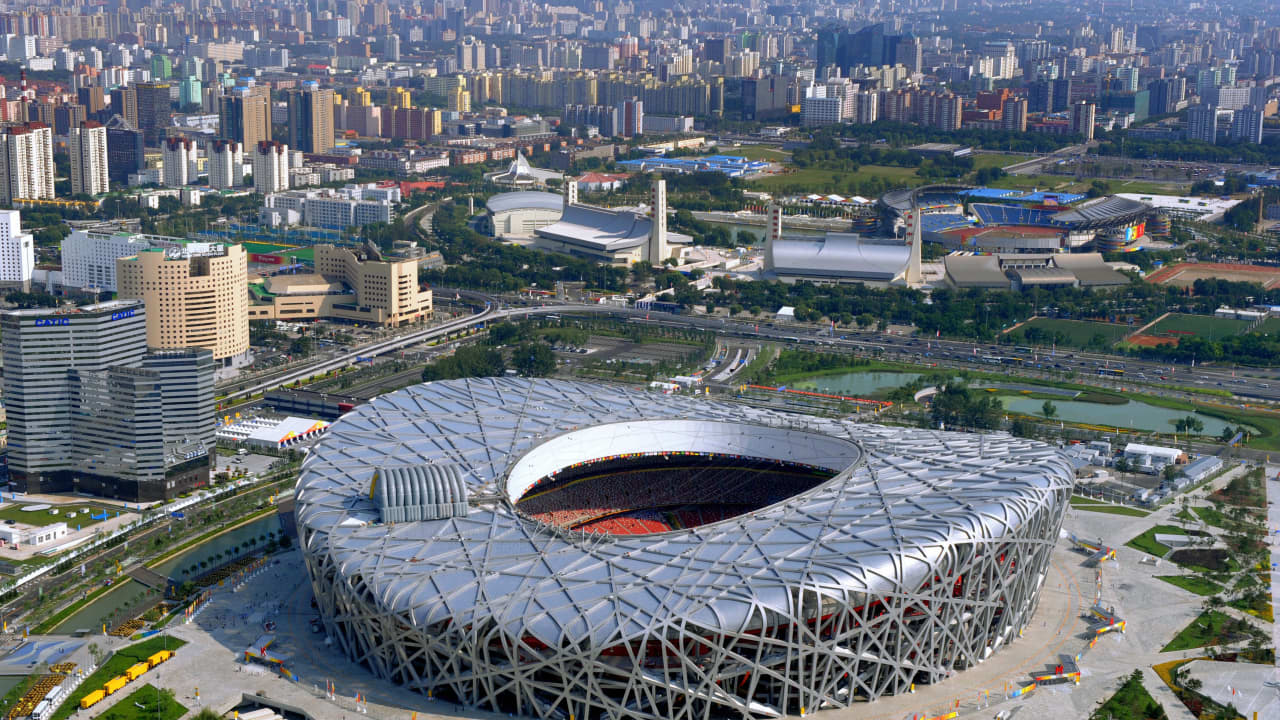 فنان صيني ساعد بتصميم ملعب بكين الأولمبي  "عش الطائر"..لكن ما سبب ندمه؟