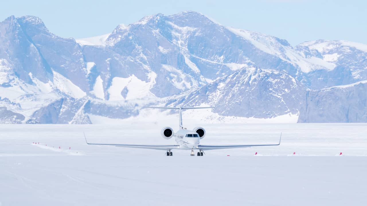 شاهد كيف تهبط الطائرات على مدرج جليدي في القارة القطبية الجنوبية