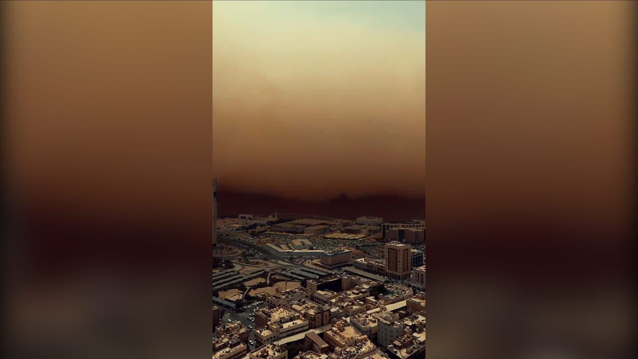 مشهد مهيب..شاهد لحظة اجتياح عاصفة ترابية شديدة قلب مدينة الكويت