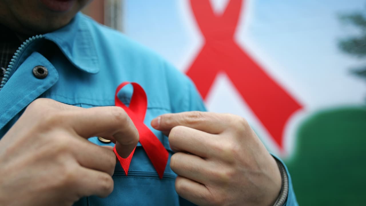 هما مختلفان في الواقع.. ما الفرق بين الإيدز وفيروس نقص المناعة البشرية؟