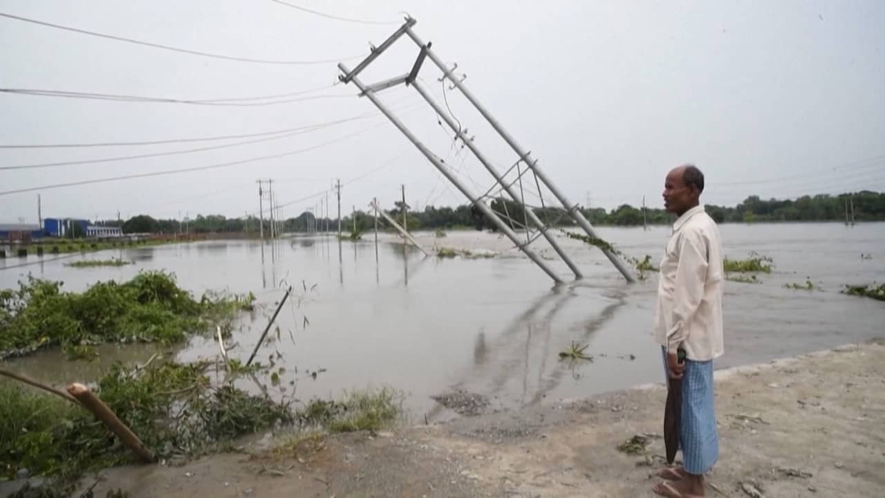 بعضهم مات صعقًا.. غرق مناطق في بنغلاديش والهند إثر فيضانات تاريخية لم تشهدها المنطقة منذ عقدين