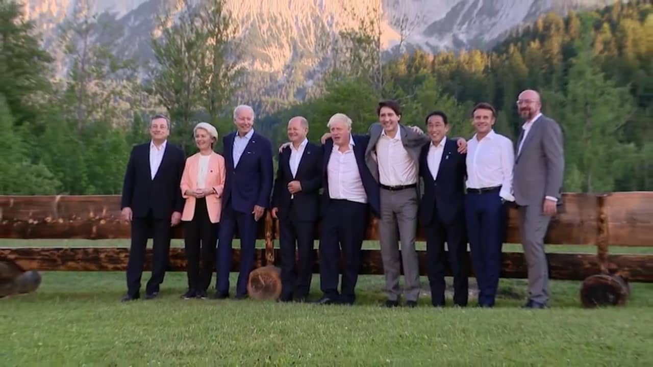 قادة G7 يلتقطون صورًا تذكارية في نفس مكان جلوس أوباما وميركل خلال قمة 2015