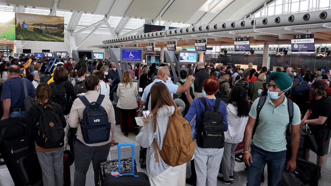 مع ارتفاع الطلب على السفر..هذه المطارات الأكثر تضررًا في العالم لجهة التأخير وإلغاء الرحلات الصيفية